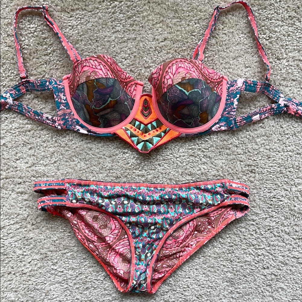 COPY - 🔥NWOT Maaji Size L/XL Underwire Bikini Convertible Reversible Adjustable🔥